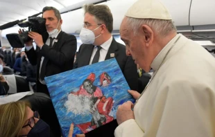 Papa Francisco recibe cuadro de naufragio cerca de Malta. Foto: Vatican Media 