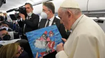 Papa Francisco recibe cuadro de naufragio cerca de Malta. Foto: Vatican Media