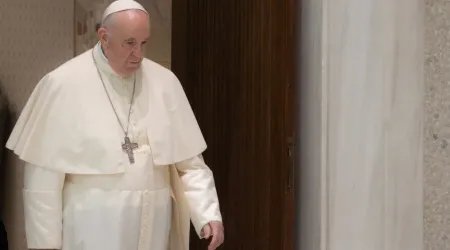 El Papa Francisco será intervenido por fuerte dolor en la rodilla