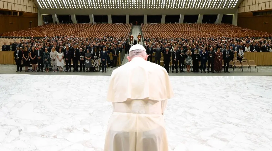Papa Francisco con empresarios de Deloitte. Crédito: Vatican Media