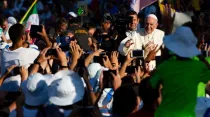 El Papa Francisco saluda a jóvenes. Foto referencial. Crédito: Daniel Ibáñez/ACI Prensa