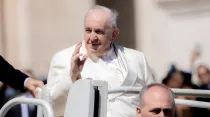 El Papa Francisco saluda a los fieles tras celebrar Misa de Domingo de Ramos. Crédito: Daniel Ibáñez/ACI Prensa