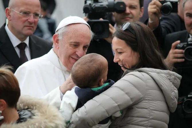 El Papa: La Iglesia defiende a la familia que está al centro de las esperanzas