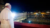 El Papa Francisco frente a la Plaza de San Pedro / Foto: L'Osservatore Romano