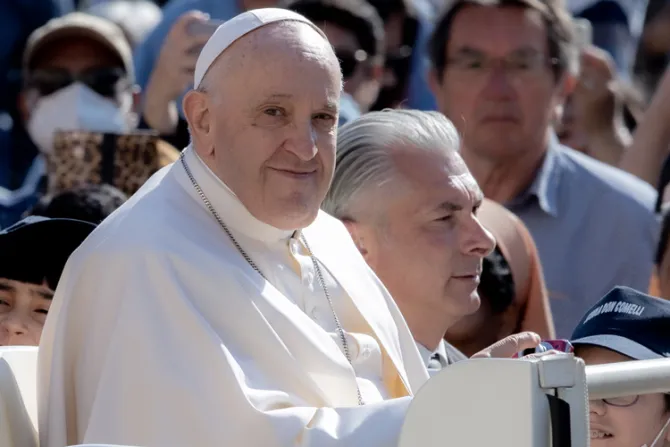 Papa Francisco invita a rezar el Rosario por la paz en el mundo en mayo 2022
