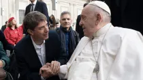 Papa Francisco saluda en el Vaticano a Alejandro Marius. Cortesía: Alejandro Marius Martínez