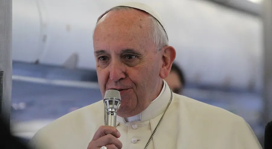El Papa Francisco en la rueda de prensa de Estrasburgo a Roma en el avión papal (Foto Alan Holdren)