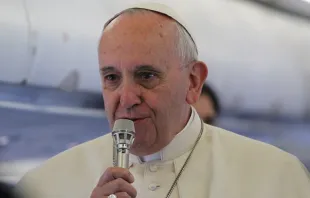 El Papa Francisco en la rueda de prensa de Estrasburgo a Roma en el avión papal (Foto Alan Holdren) 