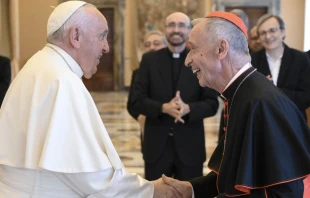 Papa Francisco con el Cardenal Ladaria. Cru00e9dito: Vatican Media 