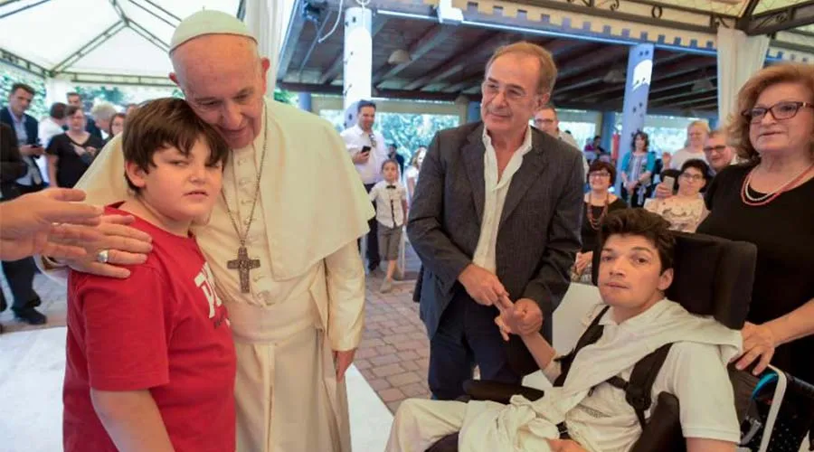 Papa Francisco se reúne con jóvenes con discapacidad grave. Foto: Vatican Media.