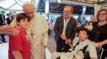 Papa Francisco se reúne con jóvenes con discapacidad grave. Foto: Vatican Media.