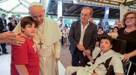 El Papa Francisco visita por sorpresa a personas con discapacidad grave