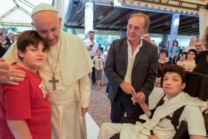 El Papa Francisco visita por sorpresa a personas con discapacidad grave