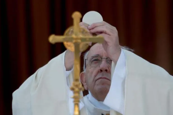 La Eucaristía corazón de la Iglesia que sacia más que nada, dice el Papa en Corpus Christi