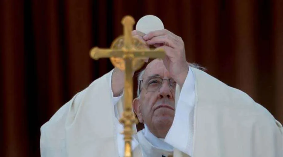 Papa Francisco urge a sacerdotes llevar la Eucaristía a enfermos de coronavirus