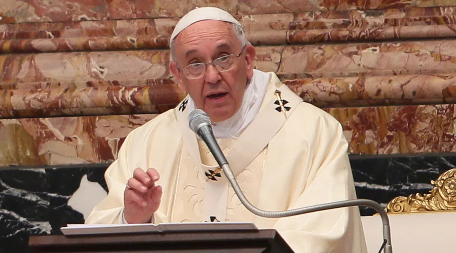 El Papa Francisco ordena que el Vaticano ya no venda cigarrillos