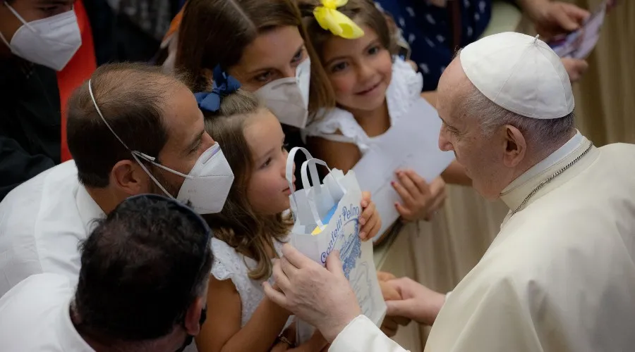 El Papa Francisco con una familia durante una Audiencia General. Crédito: Daniel Ibáñez/ACI Prensa?w=200&h=150