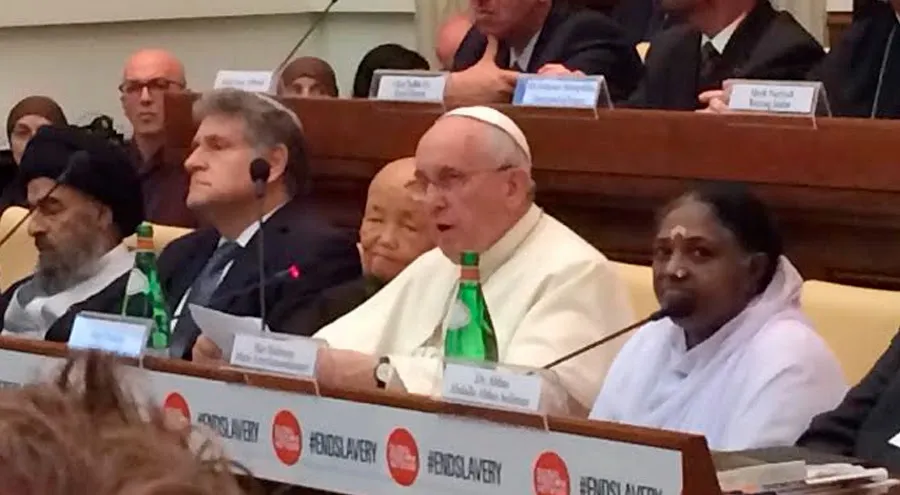 El Papa Francisco entre los líderes religiosos que firmaron la declaración contra la esclavitud esta mañana en Roma (Foto Gary Haugen/International Justice Commission)?w=200&h=150
