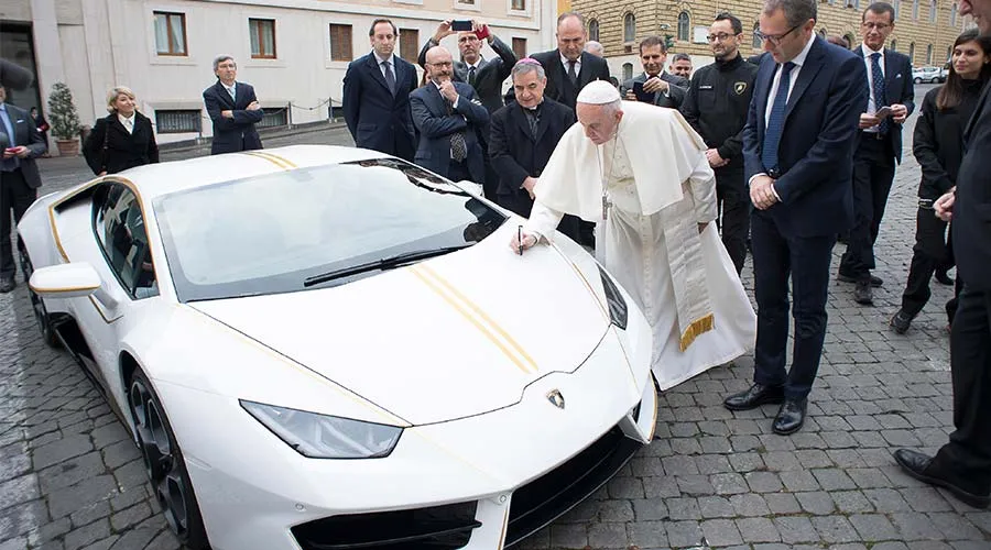 Papa Francisco firma Lamborghini Huracán. Foto: Vatican News / ACI Prensa.?w=200&h=150