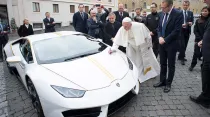 Papa Francisco firma Lamborghini Huracán. Foto: Vatican News / ACI Prensa.