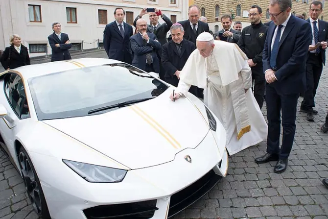 Lamborghini del Papa Francisco recauda más de 800 mil dólares para caridad