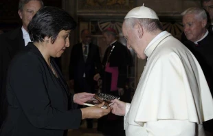 Marcela Szymanski, de Ayuda a la Iglesia Necesitada (ACN), le entrega el libro u201cTragedia y crisol del sacerdocio en Mu00e9xicou201d al Papa Francisco en el Vaticano. Foto: Vatican Media. 