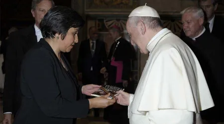 Papa Francisco recibe libro que recopila crímenes contra sacerdotes en México