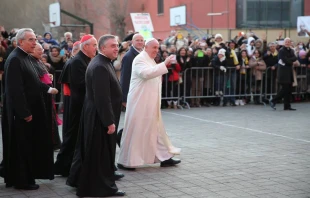 El Papa Francisco llega a la iglesia de Todos los Santos en Roma donde celebru00f3 Misa esta tarde. Foto Martha Calderu00f3n / ACI Prensa 