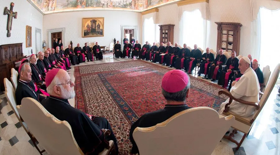 Papa Francisco y los obispos de Chile / Crédito: Vatican Media - ACI Prensa