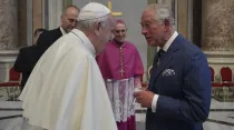 Imagen referencial / El Papa Francisco y el rey Carlos III de Inglaterra. Crédito: Vatican Media.