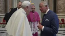 El Papa Francisco y el rey Carlos III en el Vaticano. Crédito: Vatican Media