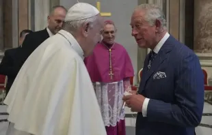 El Papa Francisco y el rey Carlos III en el Vaticano. Crédito: Vatican Media 