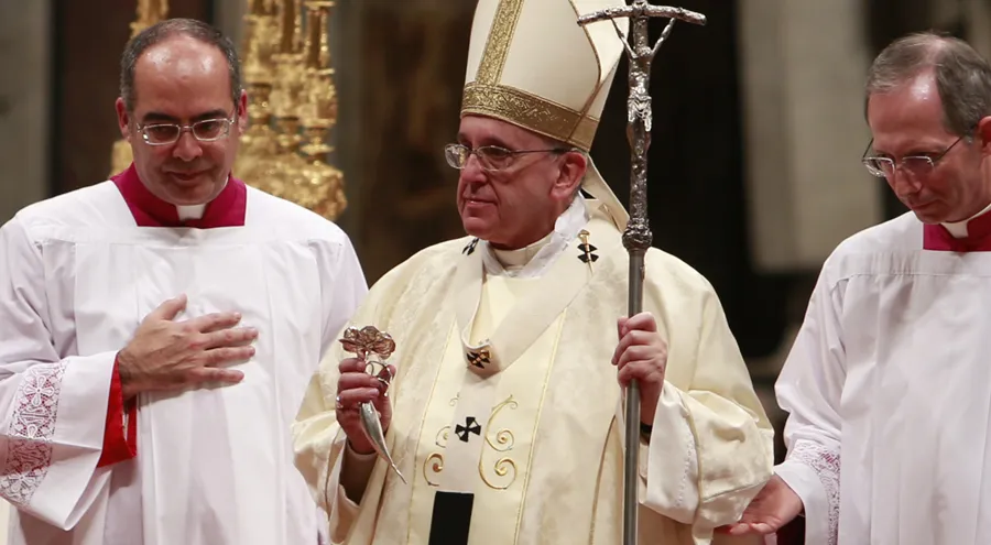 Papa Francisco sostiene la Rosa de Plata. Foto: Daniel Ibáñez / ACI Prensa?w=200&h=150