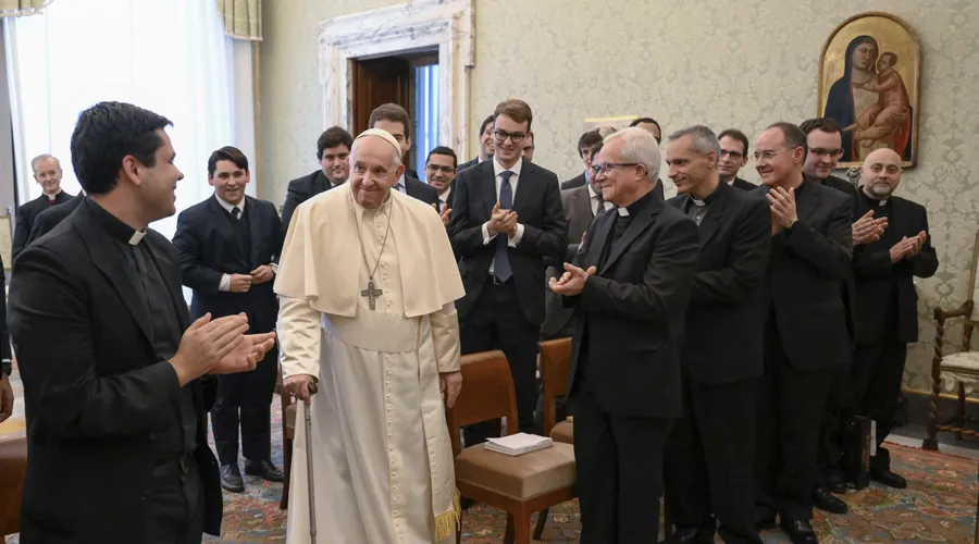 Papa Francisco invita a seminaristas contemplar de esta forma los misterios del Rosario