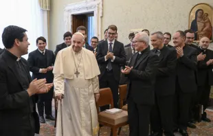 Papa Francisco con seminaristas de Barcelona. Crédito: Vatican Media 