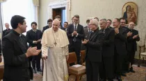 Papa Francisco con seminaristas de Barcelona. Crédito: Vatican Media