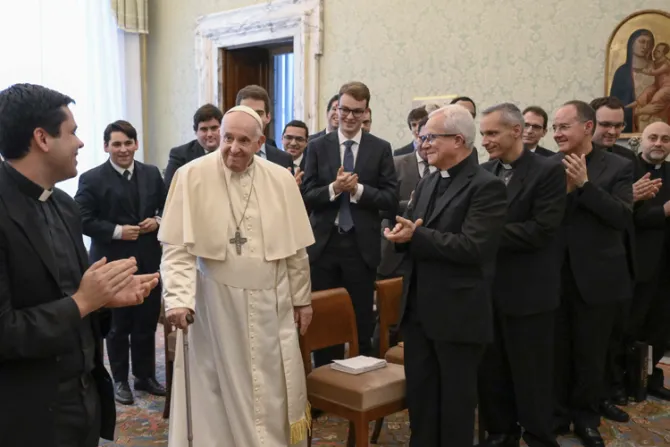 Papa Francisco invita a seminaristas contemplar de esta forma los misterios del Rosario