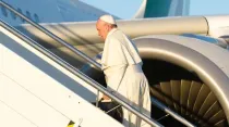 Foto referencial del Papa Francisco subiendo a un avión. Crédito: Vatican Media 