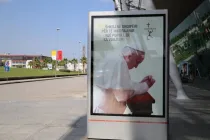 Un afiche de la visita del Papa Francisco a Albania en el aeropuerto de Tirana (Foto Daniel Ibáñez / ACI Prensa)