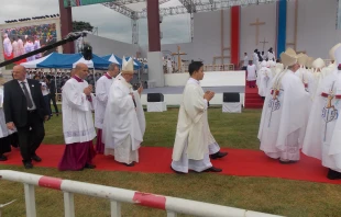 El Papa Francisco camina hacia el altar de la Misa de Haemi en Corea (Foto Walter Su00e1nchez Silva / ACI Prensa) 