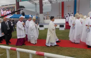 El Papa Francisco camina hacia el altar de la Misa de Haemi en Corea (Foto Walter Sánchez Silva / ACI Prensa) 