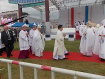 El Papa Francisco camina hacia el altar de la Misa de Haemi en Corea (Foto Walter Sánchez Silva / ACI Prensa)