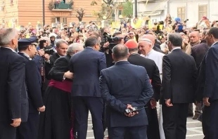 El Papa Francisco ingresa a la cu00e1rcel Poggioreale en Nu00e1poles. Foto Marco Mancini / ACI Prensa 