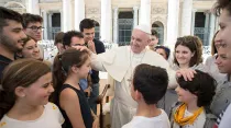 Papa Francisco y jóvenes de las diócesis italianas de Bolonia y Cesena, en la Plaza de San Pedro. Foto: Vatican Media / ACI Prensa.