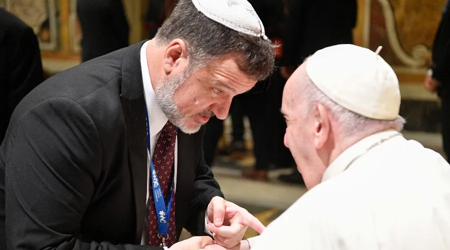 Papa Francisco saluda a judíos en el Vaticano. Crédito: Vatican Media