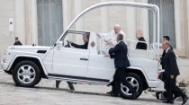 El Papa Francisco llega a la Plaza de San Pedro. Crédito: Daniel Ibáñez/ACI Prensa