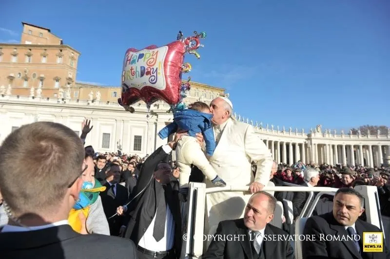 El Papa Francisco en la Plaza de San Pedro en el día de su cumpleaños (Foto L'Osservatore Romano)?w=200&h=150