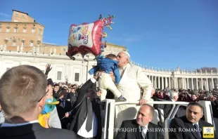El Papa Francisco en la Plaza de San Pedro en el día de su cumpleaños (Foto L'Osservatore Romano) 