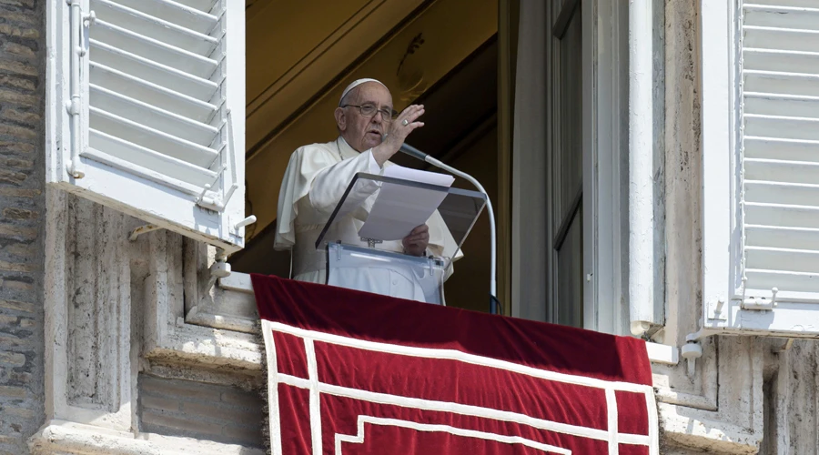 El Papa Francisco en el rezo del Ángelus. Foto: Vatican Media?w=200&h=150