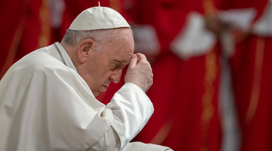 El Papa Francisco rezando en la Misa de Pentecostés. Crédito: Vatican Media